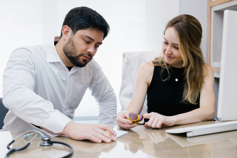 Médicos interagindo